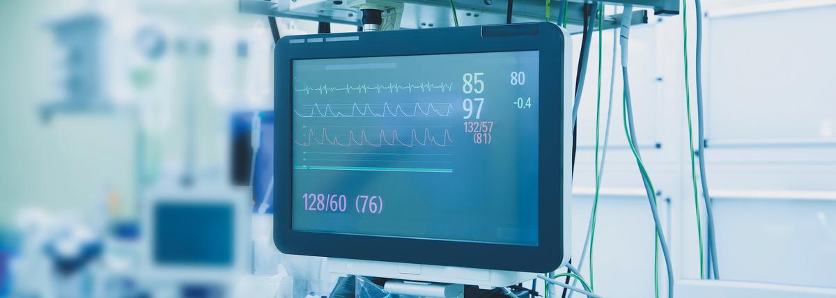 Nahaufnahme eines Monitors mit Vitalparametern im Patientenzimmer eines Traumapatienten